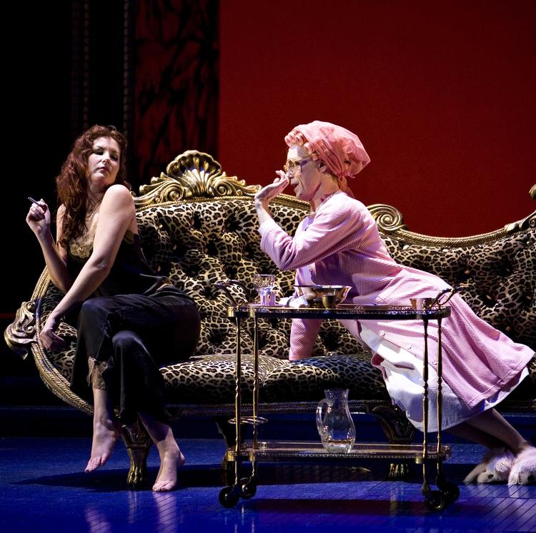 Den 42-årige operasangerinde Ylva Kihlberg (t.v.) spiller den kvindelige hovedrolle i Puccinis populære opera La Bohème om den unge digter Rodolfo og sypigen Mimi, der forelsker sig i hinanden i Paris juleaften. 