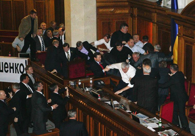 Uro. En strid omkring den tidligere premierminister førte til usædvanligt voldelige optøjer i det ukrainske parlament. 
