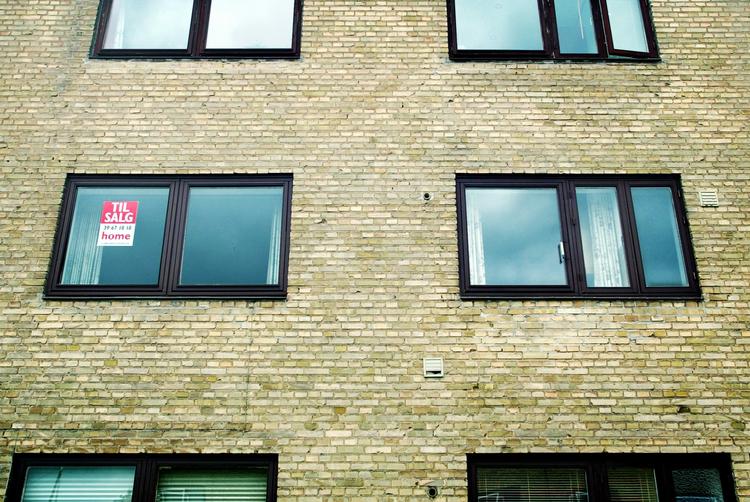 En ejendomsmægler hjalp en køber til at låne mere i ejendommen ved kunstigt at hæve salgsprisen med 100.000 kroner. 