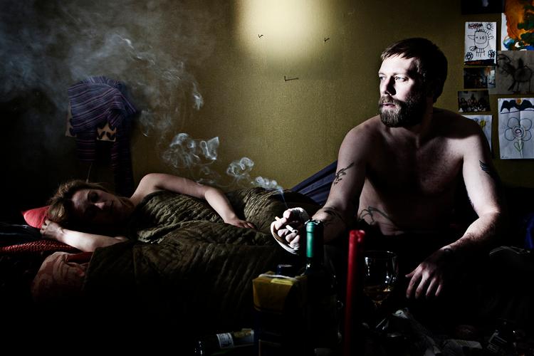 På det københavnske herberg er det svært for Nik (Jakob Cedergren) at tage mod kærligheden, når barndommens traumer holder ham fast i misbruget. Og endnu sværere at være rollemodel for en ny generation.  Foto: Per Arnesen 