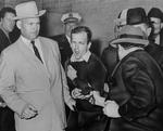 Skudt. Øjeblikket da Lee Harvey Oswald bliver skudt af Jack Ruby midt i Dallas Politis hovedkvarter i november 1963. Til venstre ses politimanden Jim Leavelle, som havde ønsket at liste Oswald ud af en sidegang. Et ønske, hans ledelse underkendte. 
