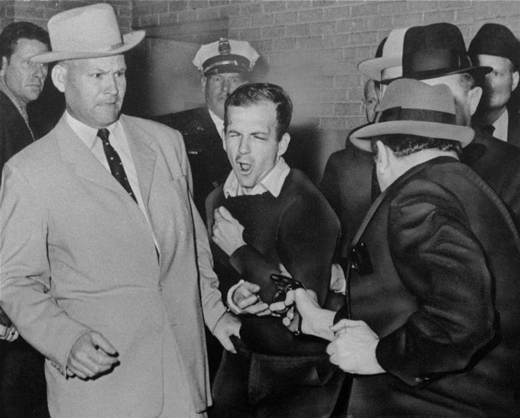 Skudt. Øjeblikket da Lee Harvey Oswald bliver skudt af Jack Ruby midt i Dallas Politis hovedkvarter i november 1963. Til venstre ses politimanden Jim Leavelle, som havde ønsket at liste Oswald ud af en sidegang. Et ønske, hans ledelse underkendte. 