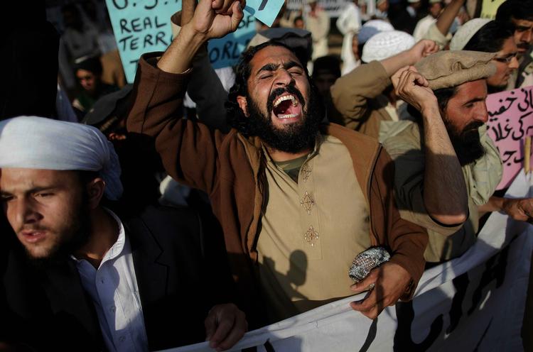 Protester. Et droneangreb i går sendte vrede demonstranter på gaden i Pakistans hovedstad, Islamabad. Netop drone-angrebene har fået katastrofale følger for CIA's chef. 