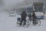 Vinter. Holland mærker også vinteren. Cyklisterne skal dog ikke ærgre sig over, at de ikke tog sporvognen. Den er nemlig strandet. 