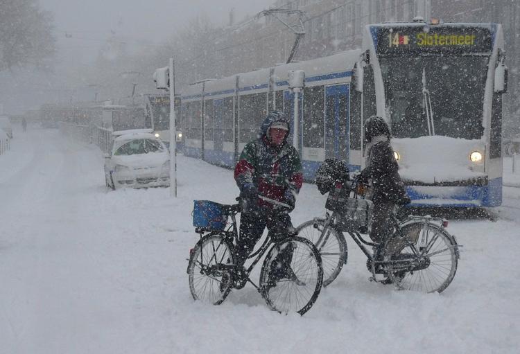 Vinter. Holland mærker også vinteren. Cyklisterne skal dog ikke ærgre sig over, at de ikke tog sporvognen. Den er nemlig strandet. 