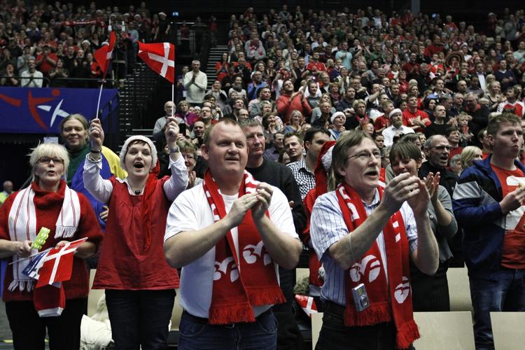 Fornuftige. De danske håndboldfans er måske ikke for fine til at buhe af modstanderne under en kamp, men efter kampen går turen hjemad. Ikke på bar. 