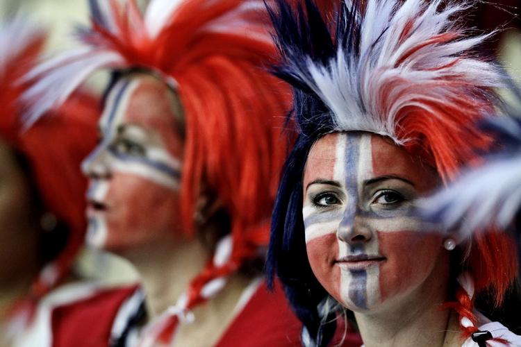 Nabokrig. Der er lagt op til ordentlig publikumsfest under dagens semifinale mellem Danmark og Norge i Herning, hvor de norske fans fylder godt op i arenaen. 