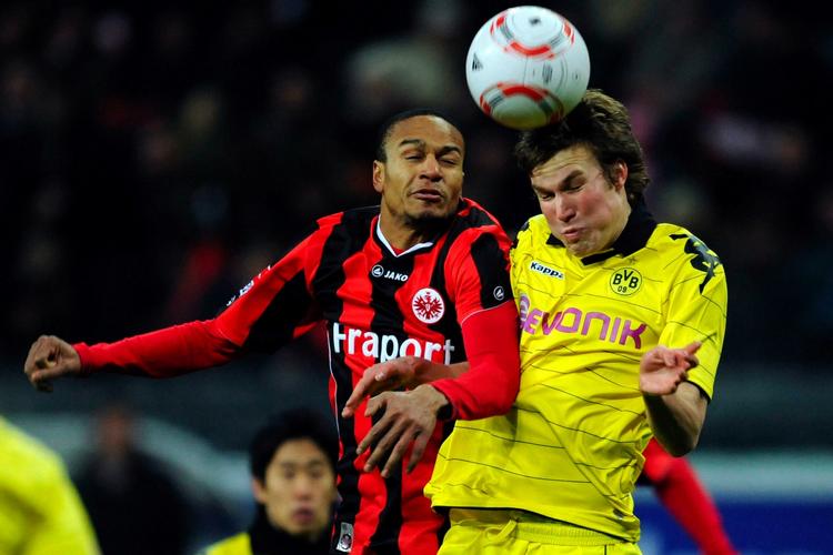 stoppet. Duellen mellem Ricardo Clark (tv.) og Kevin Grosskreutz faldt ud til Frankfurts fordel. 