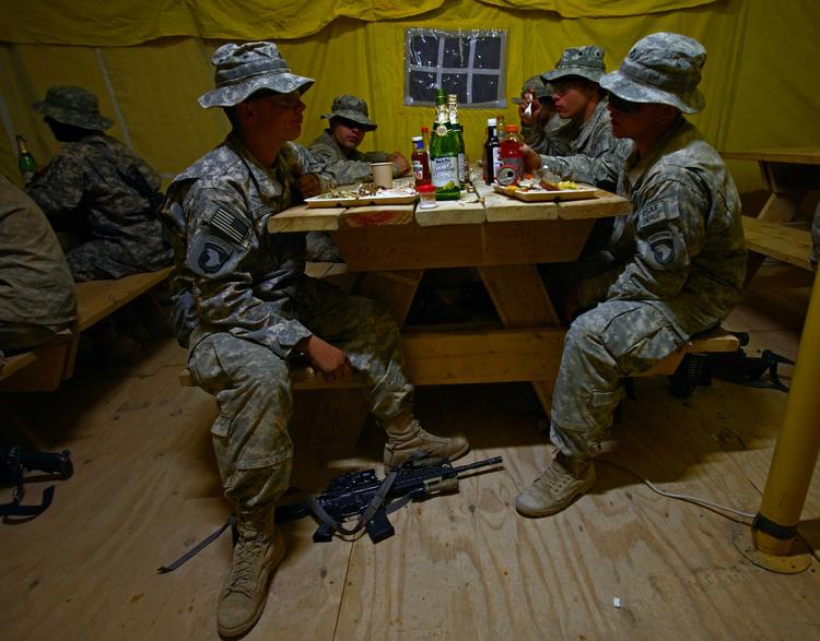 Værs'go. En gruppe amerikanske soldater fik sig en ekstraordinær god aftensmad forleden i anledning af 'Thanksgiving'. Hvis nogen af dem skulle være homoseksuelle, kan de snart fortælle det til kammeraterne uden at frygte repressalier fra Pentagon. 