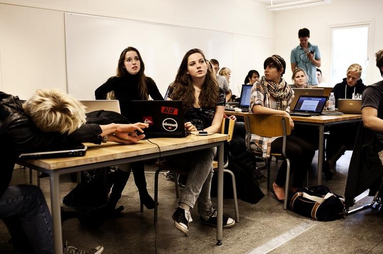 Studieaktive. Gymnasierne har over tre år haft en stigning i fraværet på 3,6 procent. Vi skal dog understrege, at disse elever på Gammel Hellerup Gymnasium ikke nødvendigvis hverken pjækker eller forsømmer. 