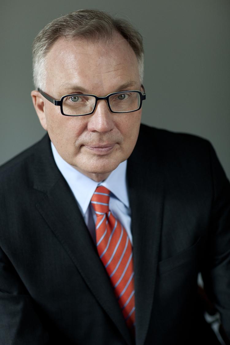 Afviser. Fritz Schur afviser gennem sin advokat, at han stiller eller har stillet betingelser for at yde støtte til politikere eller partier. 