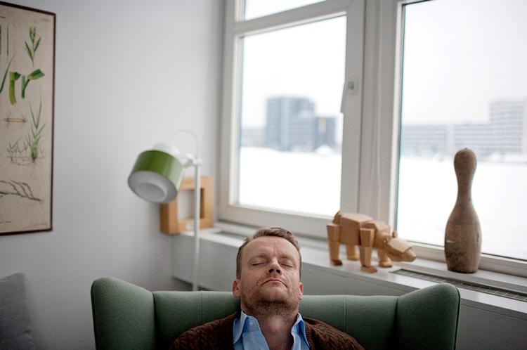 Man lærer meget, når ens bror er næsten lige så gammel som én selv. Blandt andet at spise dobbelt så hurtigt. Når der blev stillet en slikskål frem i Frank Hvams barndomshjem, sad drengene bare og proppede i hovedet. Med desperate sideblikke til hinanden: »Hvor meget har DU spist?«, som han siger. Siden blev det en demokratisk lektie. Da det gik op for dem, at på den måde nød ingen af dem noget. Og i stedet delte rovet i to præcis lige store bunker, forklarer komikeren i Kødbyen.