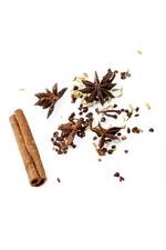 Krydderi. Julesmagen som vi kender den bedst, er relativt ny. Dens krydderier stammer fra alle verdenshjørner og vandt indpas i løbet af 1900-tallet. Her ses bl.a. kanel og nellikker. 