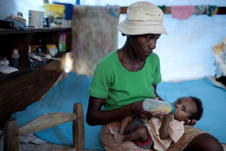 Nyfødt. Politiken besøgte to gange Haiti i år. Her mødte vi blandt andre Denise, som må give lille Schneïder flaske, fordi hun er så underernæret, at hun ikke har mælk nok i brysterne selv. 