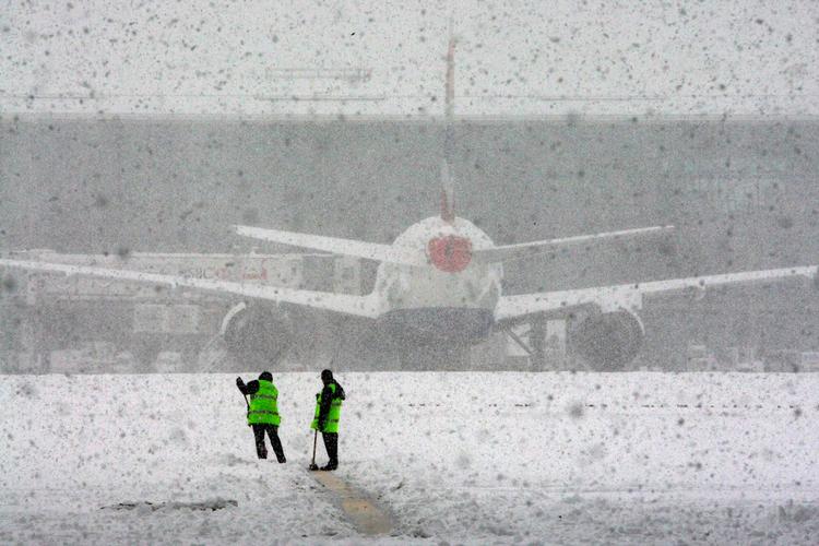 Rydning. Medarbejderne i Heathrow er på en noget nær umulig opgave i kampen mod sneen og isen. 