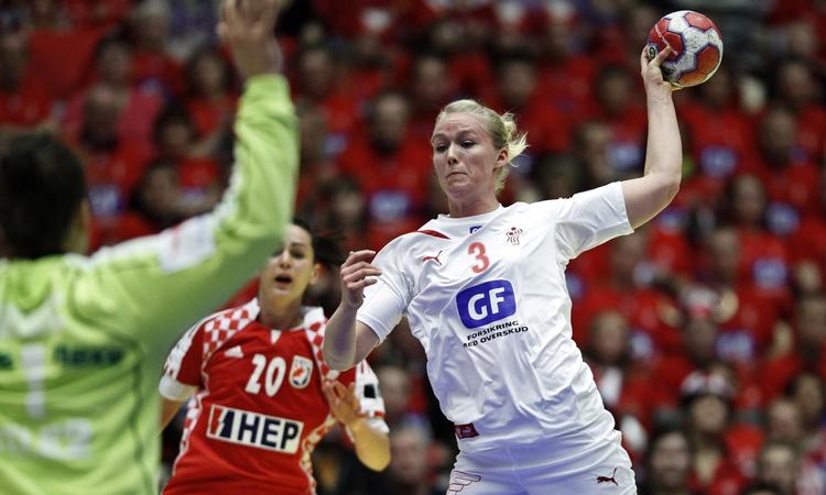 sikker. Maibritt Kviesgaard blev dansk topscorer i afklædningen af Kroatien i den næstsidste puljekamp ved EM. 