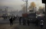 Frygt. de to angreb skal skabe frygt blandt afghanske- og internationale styrker, siger Taliban. Her ses afghanske soldater, der løber i dækning da en boble ekploderer ved angrebet i Kabul. 