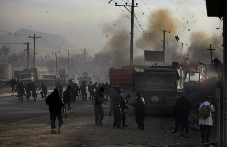 Frygt. de to angreb skal skabe frygt blandt afghanske- og internationale styrker, siger Taliban. Her ses afghanske soldater, der løber i dækning da en boble ekploderer ved angrebet i Kabul. 