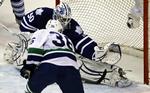 danskermål. Vancouver Canucks' Jannik Hansen scorer tæt under mål mod Toronto Maple Leafs' svenske målmand Jonas Gustavsson. 