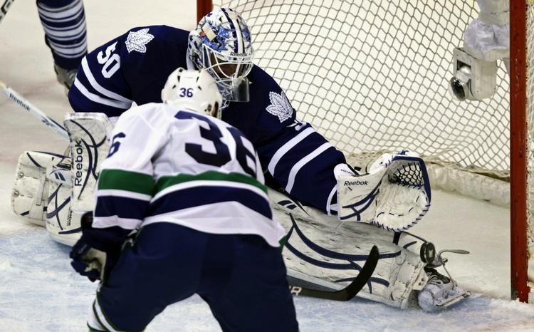 danskermål. Vancouver Canucks' Jannik Hansen scorer tæt under mål mod Toronto Maple Leafs' svenske målmand Jonas Gustavsson. 