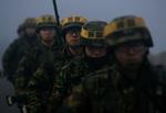 Patrulje. Sydkoreanske soldater på patrulje på den omstridte ø Yeonpyeong nær grænsen til Nordkorea tidligere i dag. 