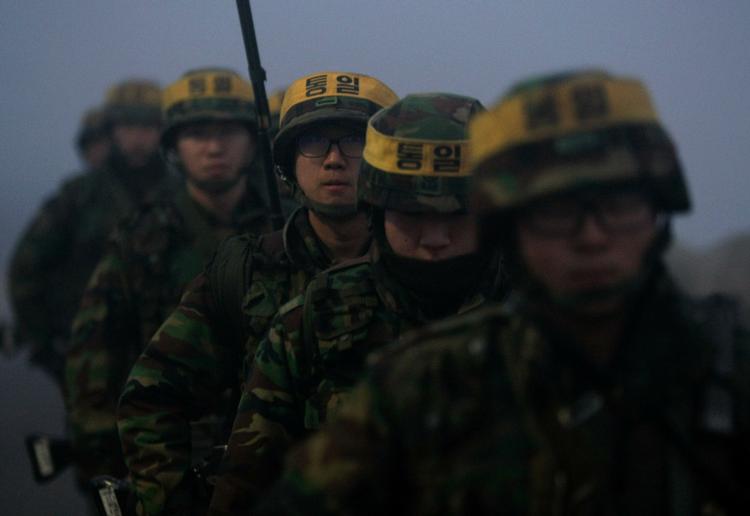 Patrulje. Sydkoreanske soldater på patrulje på den omstridte ø Yeonpyeong nær grænsen til Nordkorea tidligere i dag. 