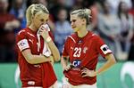kollaps. Lærke Møller og Ann Grete Nørgaard ærgrer sig efter en kamp, hvor meget få ting lykkedes for Danmark rent offensivt. 