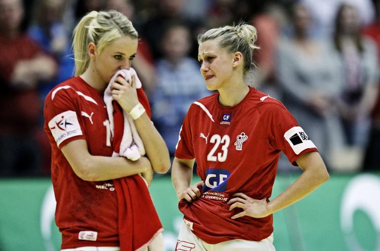 kollaps. Lærke Møller og Ann Grete Nørgaard ærgrer sig efter en kamp, hvor meget få ting lykkedes for Danmark rent offensivt. 