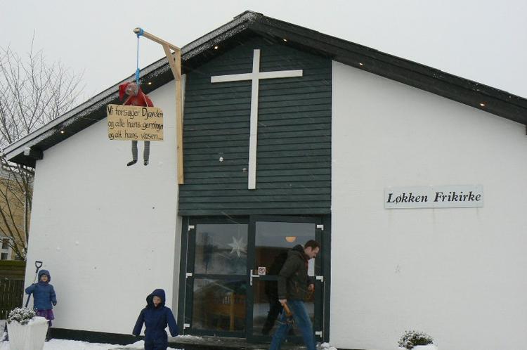 Pligt. Jon Knudsen, der er frikirkepræst i Løkken, ser det som sin opgave at lære os, at nisser kommer fra djævelen og skal forsages. Det samme lærer han sine børn på 1, 3 og 5 år. 