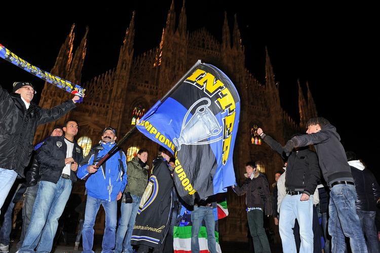 jubel. Inter-tilhængere fejrer Fifas uofficielle verdensmesterskab for klubhold på den centrale Duomo-plads i midten af Milano. 