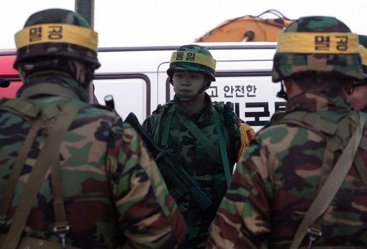 Forsvar. Sydkoreanske soldater står vagt på øen Yeonpyeong, der for en måned siden blev angrebet af Nordkorea. 