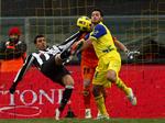 ballet. Juventus' Fabio Quagliarella scorer holdets mål i kampen mod Chievo. 
