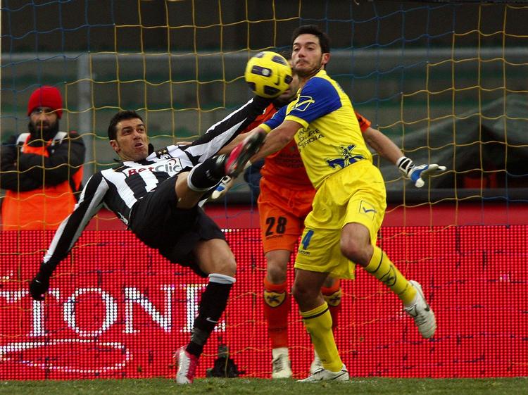 ballet. Juventus' Fabio Quagliarella scorer holdets mål i kampen mod Chievo. 