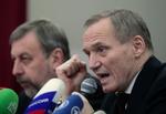 Tæsk. Oppositionskanidaten Vladimir Neklyayev til højre, blev i dag slået bevidstløs af ukendte gerningsmænd. Her ses han til en pressekonference i Minsk, Hviderusland. 