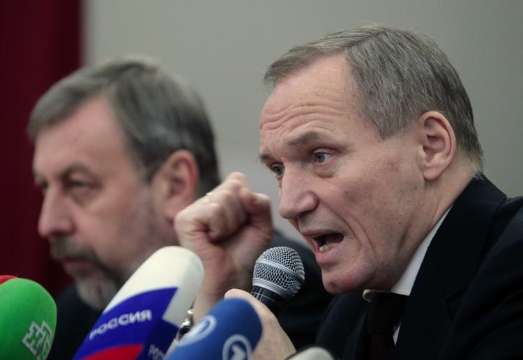 Tæsk. Oppositionskanidaten Vladimir Neklyayev til højre, blev i dag slået bevidstløs af ukendte gerningsmænd. Her ses han til en pressekonference i Minsk, Hviderusland. 