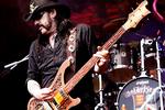 Lemmy Kilmister står på fjerde årti solidt på scenen, her ved sommerens koncert på Roskilde Festival, og hans Motörhead leverer  det stærkeste album i mange, mange år. Foto: Thomas Borberg 