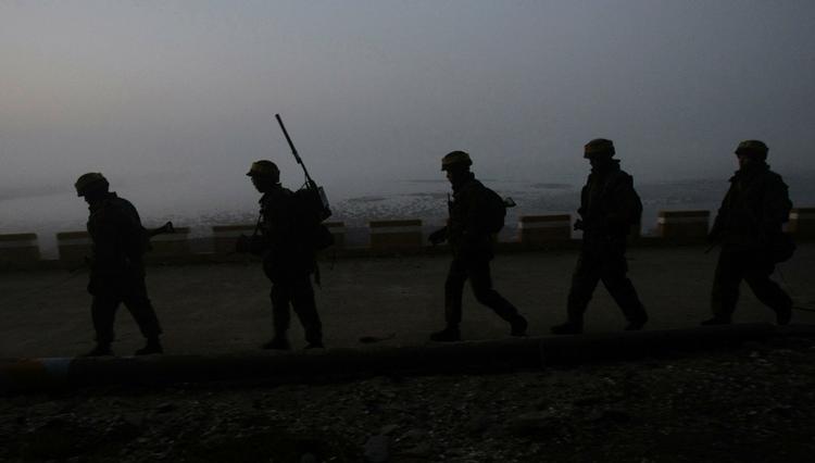 Øvelse. I tæt tåge gennemfører Sydkorea den omstridte militære øvelse på øen Yeonpyeong. 
