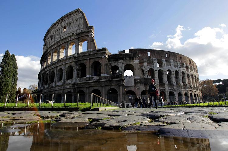 »Syg«. Det er udtrykket, den italienske  vicekulturminister Francesco Giro bruger om Colosseum, der er i meget dårlig stand på grund af årtiers  forsømmelser. 