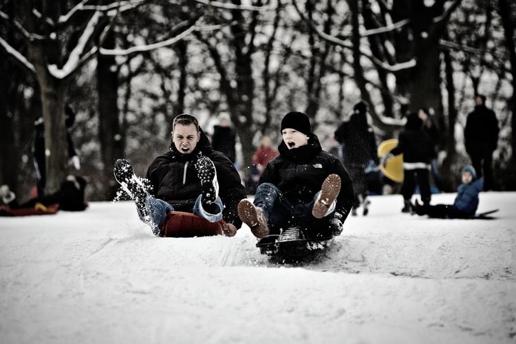 Vinter. Kælkning på Søndermarken, Valby Bakke. Her er det Michael Hansen (tv) og Oliver Jespersen (th) 