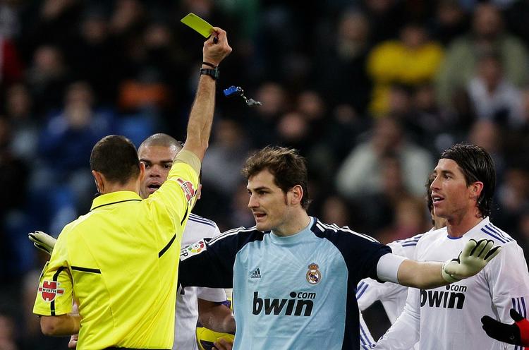 oppisket. Real Madrids målmand Iker Casillas får et af holdets 10 gule kort i en til tider ondt spillet kamp mod Sevilla. 