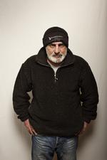 Herberget "En Varm Seng" har, som et af de eneste herberger i Danmark, åbnet dørene for udenlandske hjemløse. Dette skabte så meget røre, at socialminister Benedikte Kjær (K) med to en halv times varsel d. 3 december, meldte sin ankomst til herberget, for at få en rundvisning af leder April Chris. Besøget endte i åbent skænderi mellem de to kvinder og få dage efter blev omtrent 70 mennesker anholdt da politiet rykkede ind en nat. Constantin Marinescu, 56 år, fra Rumænien. Har været i Danmark i seks måneder. "Jeg vil gerne skabe mig en tilværelse her, men det er umuligt. Når du er udlænding, er det meget svært at få hjælp i Danmark. Det sidste halve år har jeg sjældent haft en seng at sove i, og der er ikke mange steder at gå hen. Rumænien har ikke midlerne, men det har Danmark. Her er teenagere, der er taget alene op til Danmark og må sove på gaden. Hvorfor får de ingen hjælp?" 