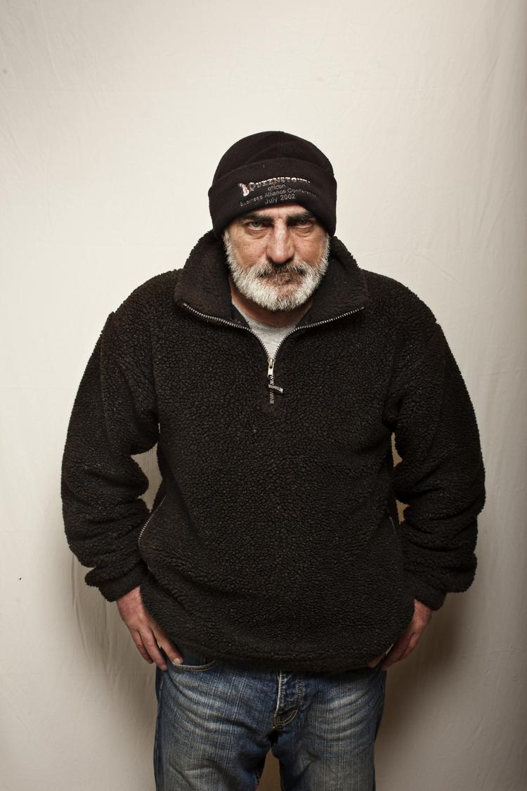 Herberget "En Varm Seng" har, som et af de eneste herberger i Danmark, åbnet dørene for udenlandske hjemløse. Dette skabte så meget røre, at socialminister Benedikte Kjær (K) med to en halv times varsel d. 3 december, meldte sin ankomst til herberget, for at få en rundvisning af leder April Chris. Besøget endte i åbent skænderi mellem de to kvinder og få dage efter blev omtrent 70 mennesker anholdt da politiet rykkede ind en nat. Constantin Marinescu, 56 år, fra Rumænien. Har været i Danmark i seks måneder. "Jeg vil gerne skabe mig en tilværelse her, men det er umuligt. Når du er udlænding, er det meget svært at få hjælp i Danmark. Det sidste halve år har jeg sjældent haft en seng at sove i, og der er ikke mange steder at gå hen. Rumænien har ikke midlerne, men det har Danmark. Her er teenagere, der er taget alene op til Danmark og må sove på gaden. Hvorfor får de ingen hjælp?" 