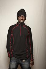 Herberget "En Varm Seng" har, som et af de eneste herberger i Danmark, åbnet dørene for udenlandske hjemløse. Dette skabte så meget røre, at socialminister Benedikte Kjær (K) med to en halv times varsel d. 3 december, meldte sin ankomst til herberget, for at få en rundvisning af leder April Chris. Besøget endte i åbent skænderi mellem de to kvinder og få dage efter blev omtrent 70 mennesker anholdt da politiet rykkede ind en nat. Mohammed Kandeh Jarra, 19 år, fra Gambia. Har været i Danmark i tre uger. "Jeg er her for at finde arbejde. Det er det eneste, jeg tænker på. Min familie i Spanien er meget fattige, så en gang om året tager jeg til Nordeuropa for at finde arbejde. Sidste år arbejdede jeg på et hotel, hvor jeg gjorde rent. Det vil jeg gerne igen. Her i Danmark er her rart, og jeg er meget taknemmelig over for de mennesker, der driver stedet her. De gør en stor forskel for mange." 