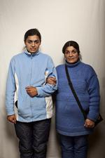 Herberget "En Varm Seng" har, som et af de eneste herberger i Danmark, åbnet dørene for udenlandske hjemløse. Dette skabte så meget røre, at socialminister Benedikte Kjær (K) med to en halv times varsel d. 3 december, meldte sin ankomst til herberget, for at få en rundvisning af leder April Chris. Besøget endte i åbent skænderi mellem de to kvinder og få dage efter blev omtrent 70 mennesker anholdt da politiet rykkede ind en nat. Mioara Sparios og Corina Sparios, 42 år og 20 år, fra Rumænien. Har været i Danmark i en måned. "Vi bryder os ikke om at være her i Danmark, men vi har ikke noget valg. Der er ikke noget arbejde i Rumænien, men vi er nødt til at skaffe penge til familien derhjemme, for min datter er meget syg, og medicin er dyrt i Rumænien. Om dagen er her fint nok, men så snart det bliver mørkt, skal man have vintertøj på for at klare sig i kulden. Det er der mange, der ikke har." 