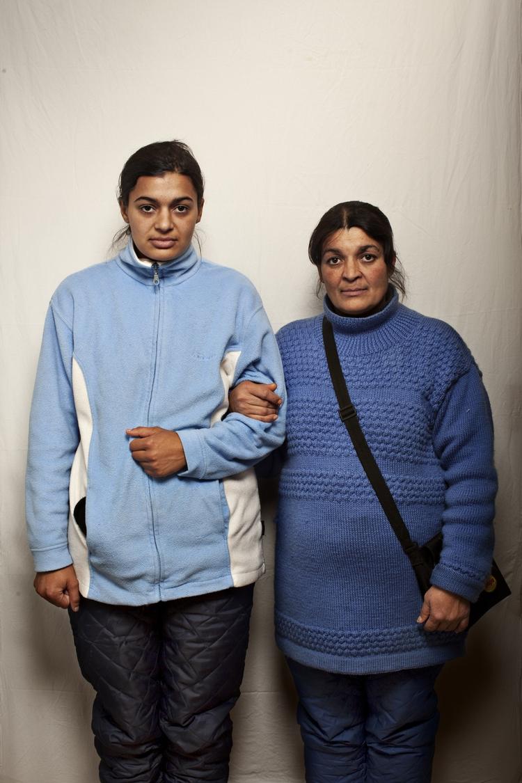 Herberget "En Varm Seng" har, som et af de eneste herberger i Danmark, åbnet dørene for udenlandske hjemløse. Dette skabte så meget røre, at socialminister Benedikte Kjær (K) med to en halv times varsel d. 3 december, meldte sin ankomst til herberget, for at få en rundvisning af leder April Chris. Besøget endte i åbent skænderi mellem de to kvinder og få dage efter blev omtrent 70 mennesker anholdt da politiet rykkede ind en nat. Mioara Sparios og Corina Sparios, 42 år og 20 år, fra Rumænien. Har været i Danmark i en måned. "Vi bryder os ikke om at være her i Danmark, men vi har ikke noget valg. Der er ikke noget arbejde i Rumænien, men vi er nødt til at skaffe penge til familien derhjemme, for min datter er meget syg, og medicin er dyrt i Rumænien. Om dagen er her fint nok, men så snart det bliver mørkt, skal man have vintertøj på for at klare sig i kulden. Det er der mange, der ikke har." 