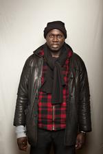 Herberget "En Varm Seng" har, som et af de eneste herberger i Danmark, åbnet dørene for udenlandske hjemløse. Dette skabte så meget røre, at socialminister Benedikte Kjær (K) med to en halv times varsel d. 3 december, meldte sin ankomst til herberget, for at få en rundvisning af leder April Chris. Besøget endte i åbent skænderi mellem de to kvinder og få dage efter blev omtrent 70 mennesker anholdt da politiet rykkede ind en nat. Sarr Medoune, 34 år, fra Senegal. Har været i Danmark i to måneder. "Mine venner sagde, at Danmark ville være det bedste land at søge job. Men virkeligheden heroppe er anderledes, end folk har fortalt mig. Politikerne vil ikke hjælpe de udlændinge, der kommer hertil. I starten sov jeg på gaderne, men vinteren er kold. Jeg ønsker mig et værdigt arbejde, så jeg kan forsørge mig selv. Det er ikke værdigt at skulle tigge andre om hjælp." 