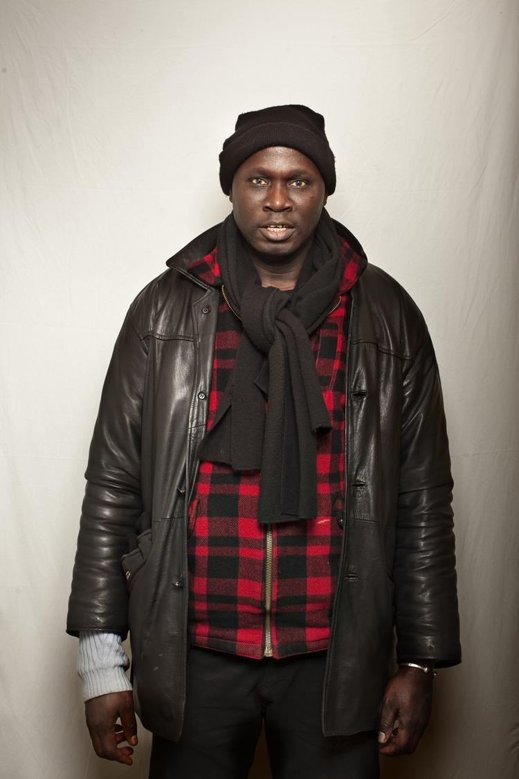 Herberget "En Varm Seng" har, som et af de eneste herberger i Danmark, åbnet dørene for udenlandske hjemløse. Dette skabte så meget røre, at socialminister Benedikte Kjær (K) med to en halv times varsel d. 3 december, meldte sin ankomst til herberget, for at få en rundvisning af leder April Chris. Besøget endte i åbent skænderi mellem de to kvinder og få dage efter blev omtrent 70 mennesker anholdt da politiet rykkede ind en nat. Sarr Medoune, 34 år, fra Senegal. Har været i Danmark i to måneder. "Mine venner sagde, at Danmark ville være det bedste land at søge job. Men virkeligheden heroppe er anderledes, end folk har fortalt mig. Politikerne vil ikke hjælpe de udlændinge, der kommer hertil. I starten sov jeg på gaderne, men vinteren er kold. Jeg ønsker mig et værdigt arbejde, så jeg kan forsørge mig selv. Det er ikke værdigt at skulle tigge andre om hjælp." 