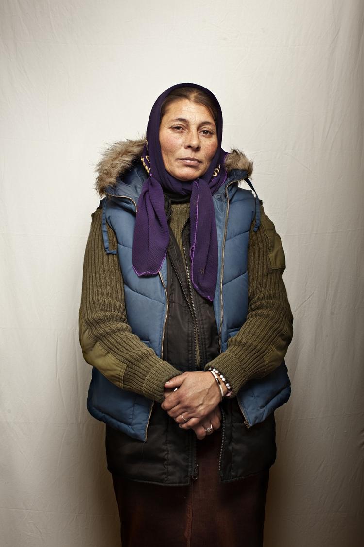 Herberget "En Varm Seng" har, som et af de eneste herberger i Danmark, åbnet dørene for udenlandske hjemløse. Dette skabte så meget røre, at socialminister Benedikte Kjær (K) med to en halv times varsel d. 3 december, meldte sin ankomst til herberget, for at få en rundvisning af leder April Chris. Besøget endte i åbent skænderi mellem de to kvinder og få dage efter blev omtrent 70 mennesker anholdt da politiet rykkede ind en nat. Rodica Calinescu, 42 år, fra Rumænien. Har været i Danmark i tyve dage. "Min familie er hjemme i Rumænien, men min søn og jeg tog herop for at tjene penge ved at arbejde. Jeg synes, Danmark er et rart sted, men det er hårdt ikke at have nogen penge til mad. Det er godt, at der er pant på flaskerne, for så kan vi overleve ved at samle dem. Danmark er meget koldt, men det kan vi godt klare. Uanset hvad der sker, bliver vi her foreløbig. 