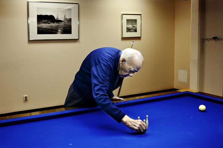 Reportage fra aldersdomshjem i Malmø i forbindelse med det svenske valg. De ældre er et kerneområde for partierne at hente stemmer hos.Emil Svensson på 98 spiller billard hver eneste dag, selvom han efterhånden er ved at være "en gammel gubbe," som han siger. Emil vil dog ikke fortælle hvad han stemmer. 