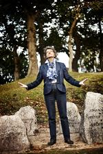 Kulturhistoriker og adjungeret professor ved Syddansk Universitet, Inge Adriansen, ved mindesmærket for faldne soldater under 1 verdenskrig ved Broager Kirke. Hun er aktuel med bogen "Erindringssteder i Danmark. Monumenter, mindesmærker og mødesteder." 